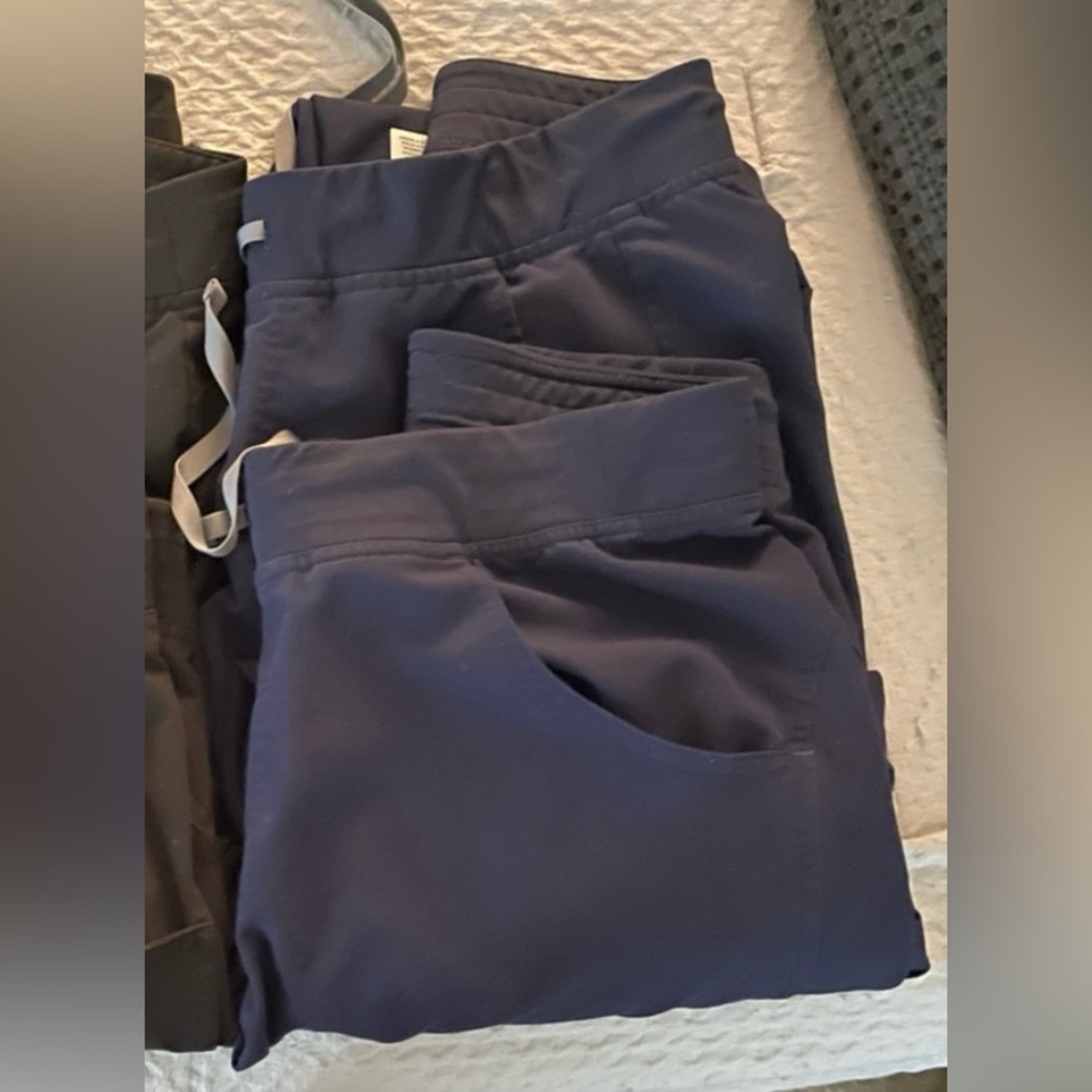 Figs size M Tall Navy joggers and Navy Kade scrub bundle. Navy pair only.